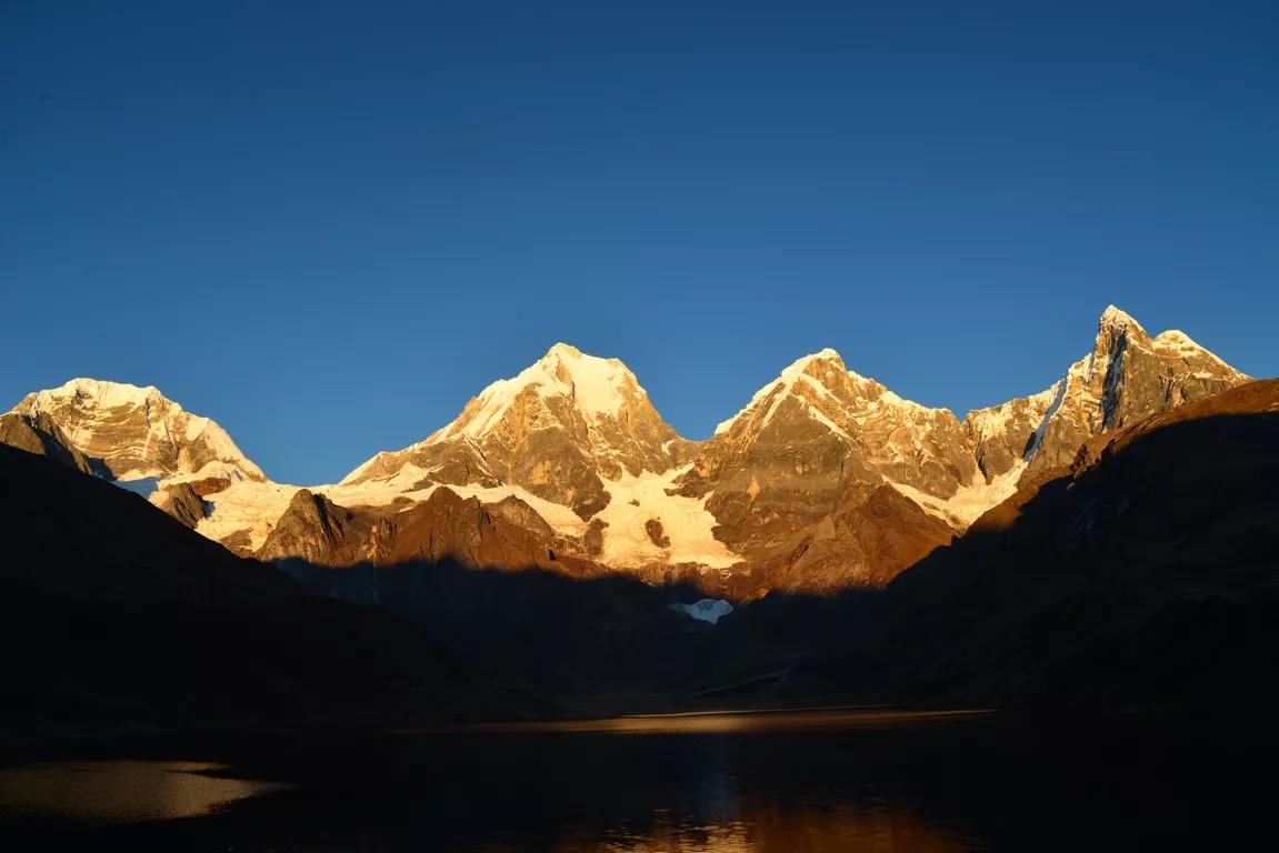 THE BEST OF HUAYHUASH-background image